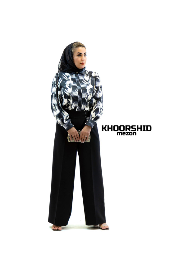 شومیز کرپ الیزه طرح گل سفید روی زمینه مشکی