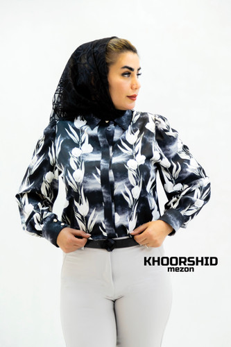 شومیز کرپ الیزه طرح گل سفید روی زمینه مشکی