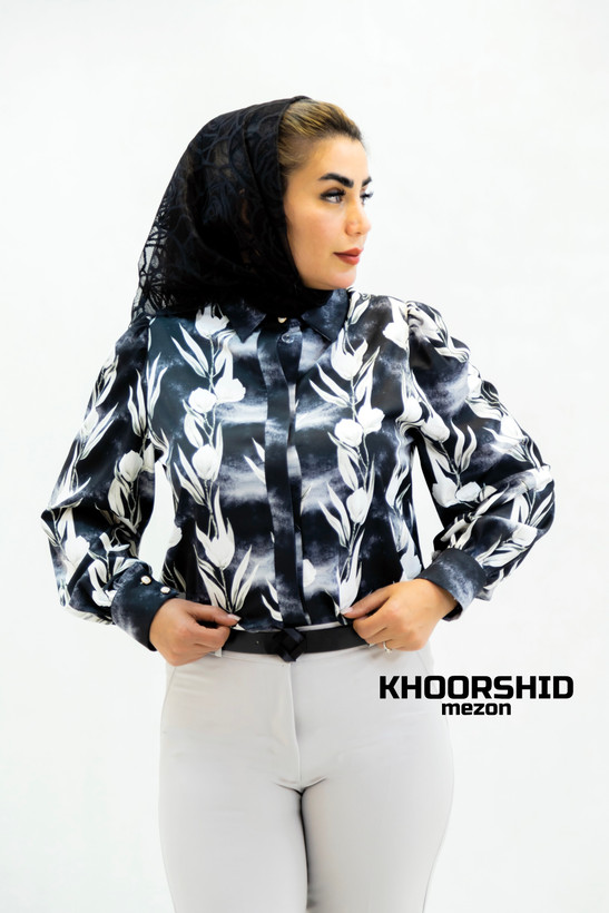 شومیز کرپ الیزه طرح گل سفید روی زمینه مشکی