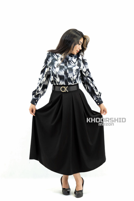 شومیز کرپ الیزه طرح گل سفید روی زمینه مشکی